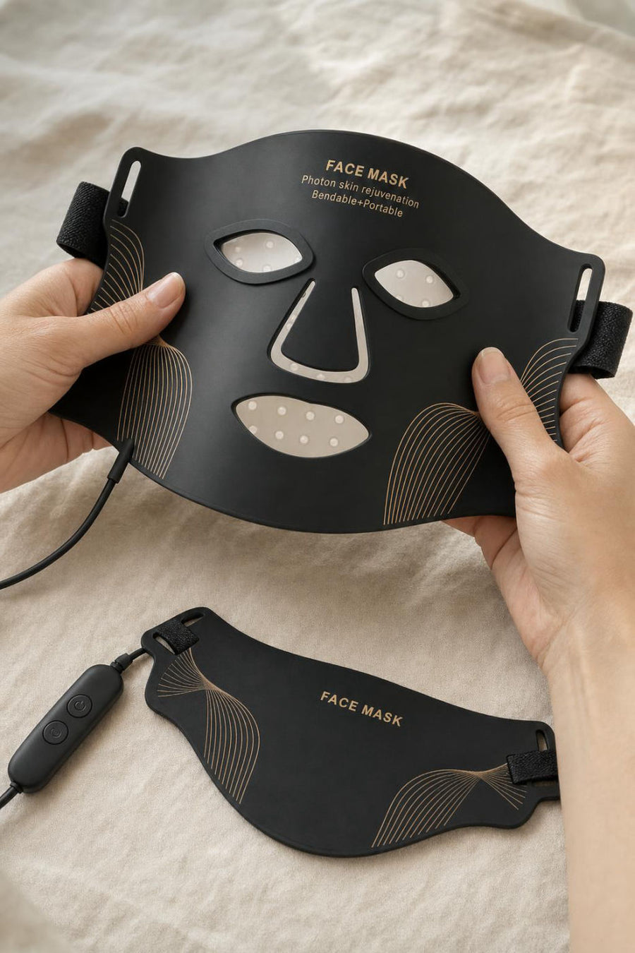Mascarilla LED Lumessa de silicona flexible doblada entre las manos